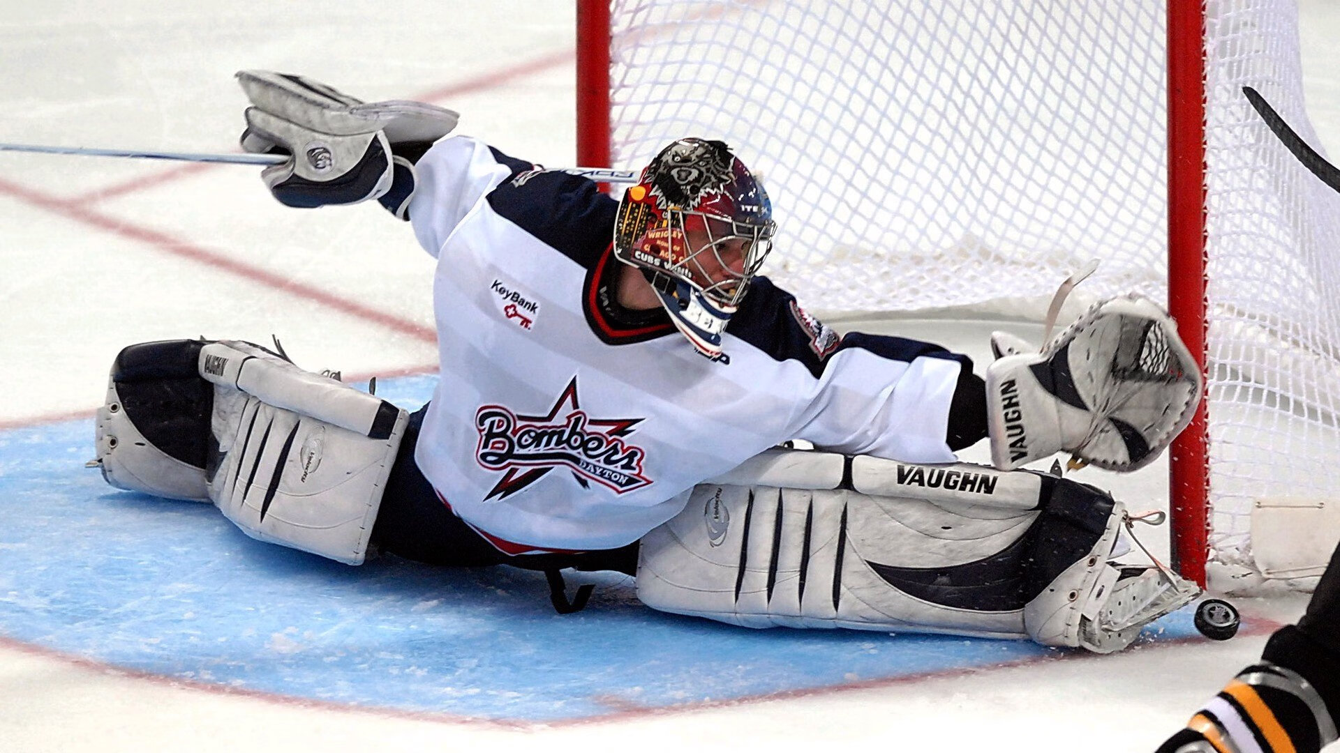 【现场疯狂】球迷狂欢夜带动比赛氛围极致，球迷欢呼视频